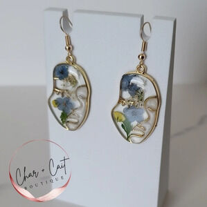 Elegant Gold-tone Abstract Face Earrings with Resin Set Flowers